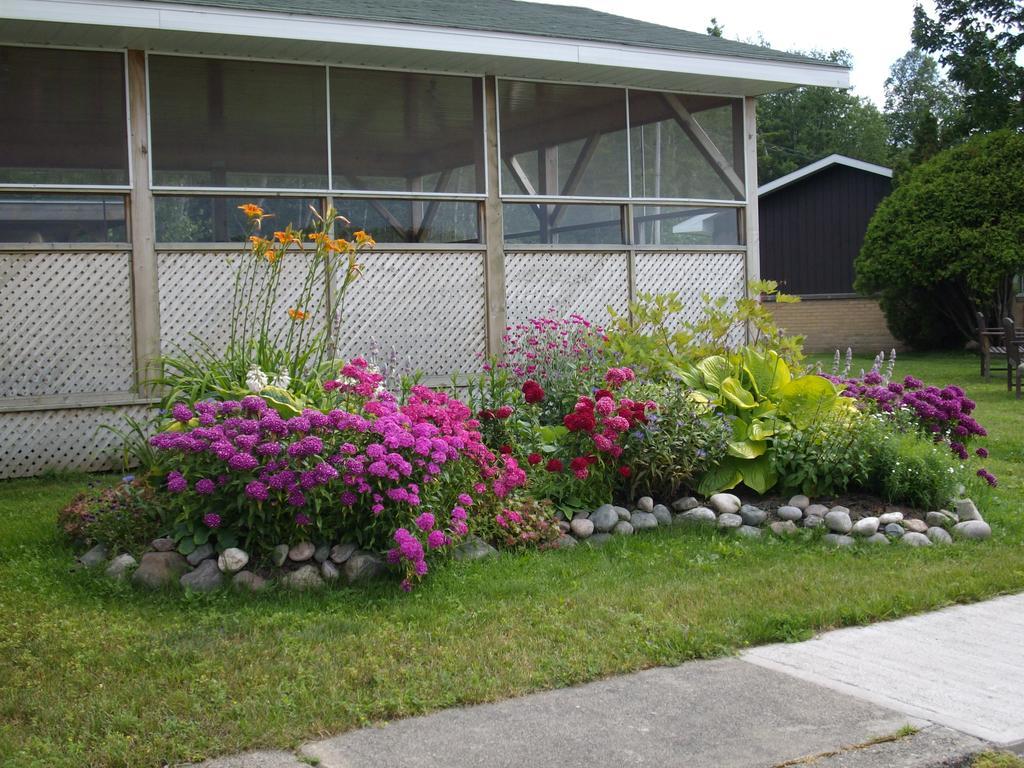 Carolyn Beach Inn Thessalon Exterior foto