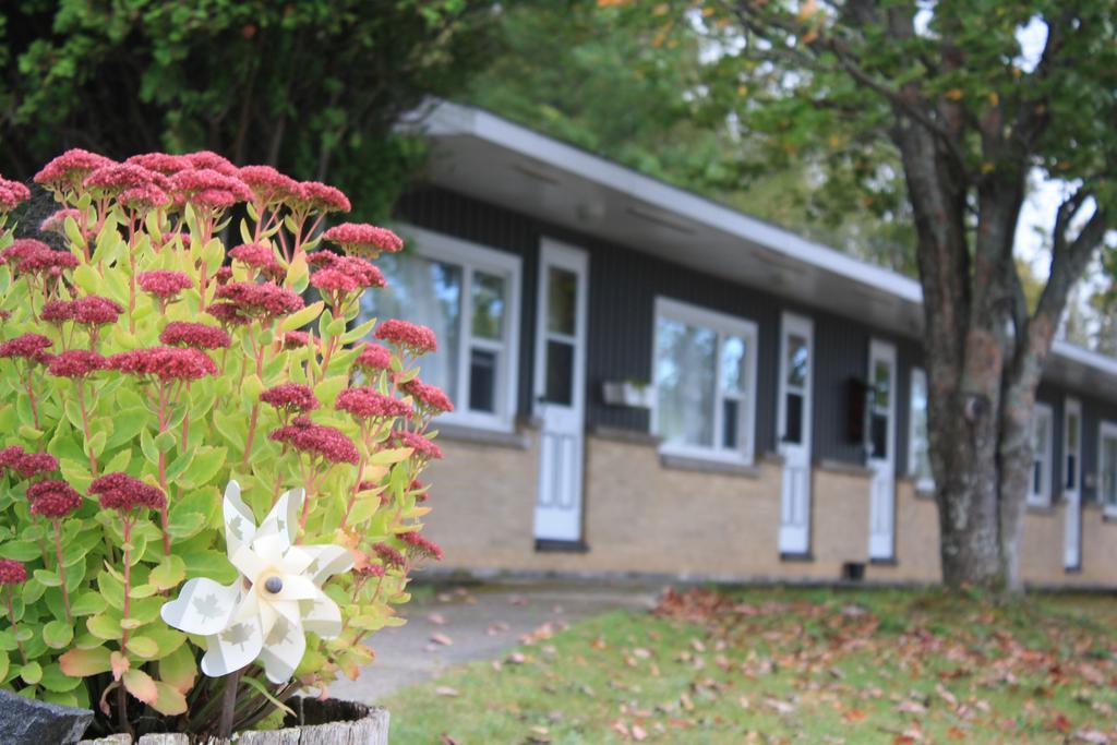 Carolyn Beach Inn Thessalon Exterior foto